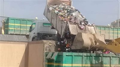 نقل ٣٥٨٠ طن قمامة ومخلفات من المقالب الوسيطة لمصانع التدوير بالبحيرة