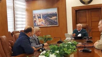 محافظ بورسعيد يتابع سير العمل بمحطة تسمين الماشية