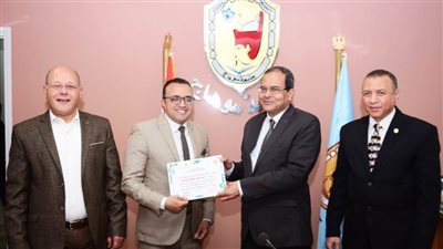 جامعة سوهاج تكرم فريق وحدة الاستدامة لحصولهم على المركز الخامس إفريقيا للعام الثاني 