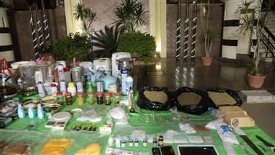 أجهزة الأمن: إحباط محاولة أحد العناصر الإجرامية بالجيزة تصنيع مخدري 