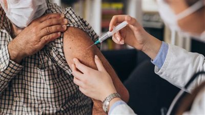 موجز الرابعة| حقيقة وجود أزمة لقاح كورونا لطلاب المدارس وحالة الطقس الابرز