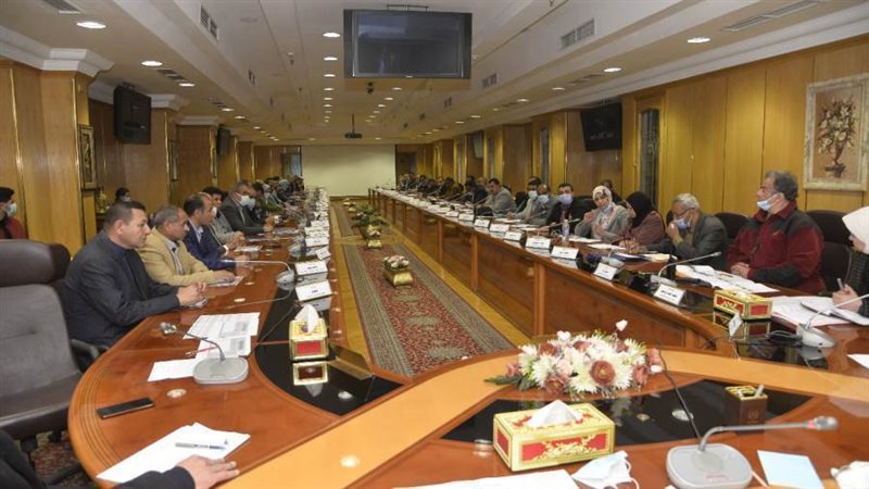 محافظ أسيوط يعقد