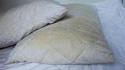 خبراء صحة يوصون بضرورة تغيير الوسادة مرة في العام وغسلها كل 3 أشهر لتجنب مشكلات صحية