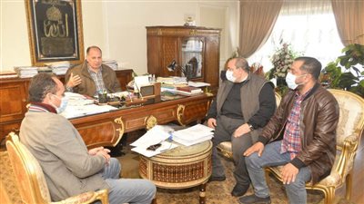 محافظ أسيوط يوقع عقود تقنين وضع يد على أراضي أملاك الدولة