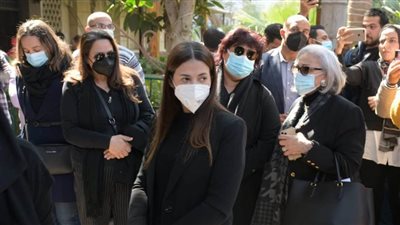 صور.. دنيا سمير غانم تتقدم النجوم في جنازة جالا فهمي