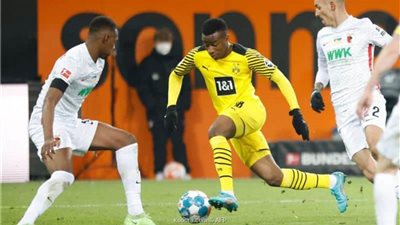 بوروسيا دورتموند يتعادل مع اوجسبورج 1/1