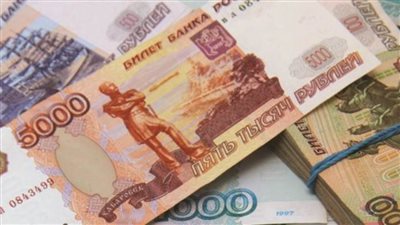 الروبل الروسي ينخفض ​​بنسبة 30٪  ويتوقع الاقتصاديون 