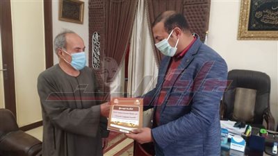 محافظ كفر الشيخ يشهد تسليم 5 عقود تقنين أراضي أملاك الدولة