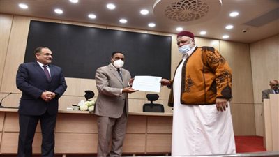 محافظ مطروح يسلم 101 عقد جديد لتقنين أراضي واضعي اليد