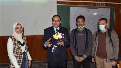 طلاب نظام 5+2  بطب سوهاج يستقبلون رئيس الجامعة بالورود خلال إلقائه لمحاضرة