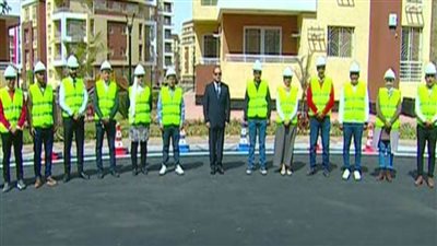 الرئيس السيسي يلتقط صورة تذكارية مع عمال مشروع جنة بـ6 أكتوبر