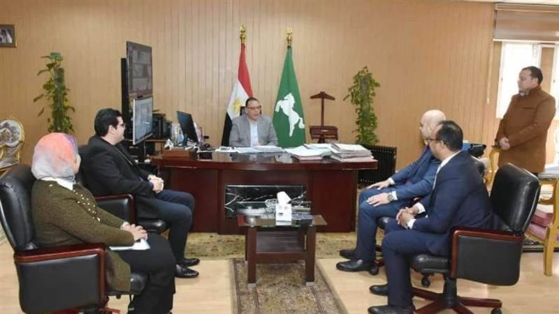 محافظ الشرقية خلال