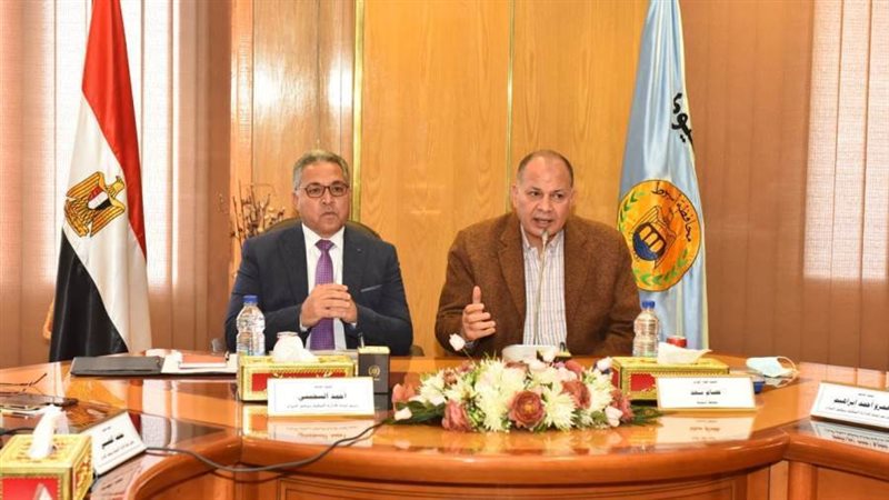 محافظ أسيوط يعقد