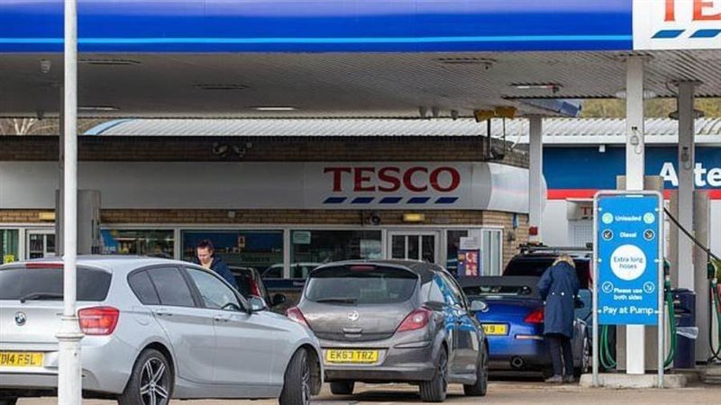 زحام أمام محطات الوقود