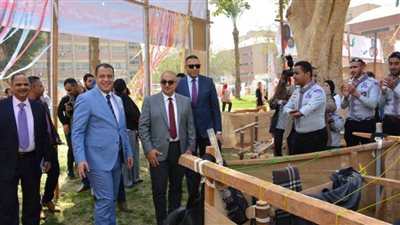 رئيس جامعة أسيوط يتقدم مسيرة طلابية انطلاقا للدورة الكشفية الـ40 والـ26 الإرشادية