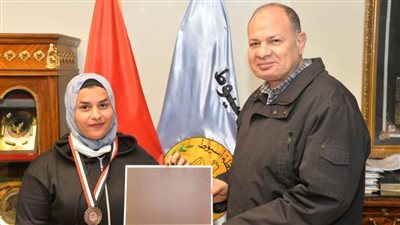 محافظ أسيوط يكرم بطلة الملاكمة لحصولها على المركز الثالث على الجمهورية