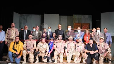 محافظ قنا يشهد العرض المسرحي 