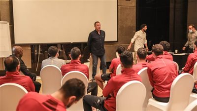 محمود الخطيب يجتمع بلاعبي الأهلي لتحفيزهم قبل مواجهة المريخ السوداني