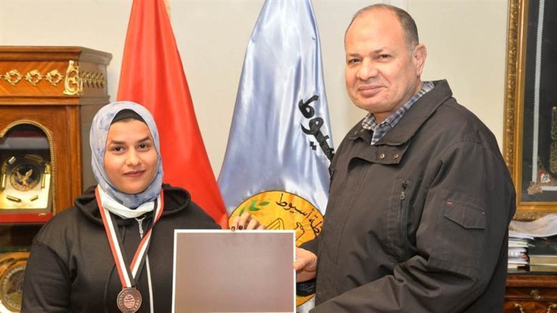 محافظ أسيوط يكرم