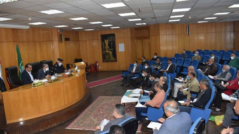 محافظ المنيا خلال