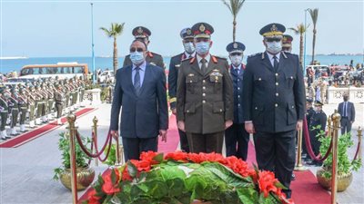 محافظ الإسكندرية وقائد المنطقة الشمالية يضعان إكليل الزهور على النصب التذكاري للشهداء في يوم الشهيد
