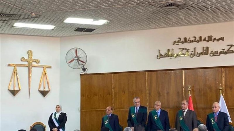 قاضية على منصة العدالة