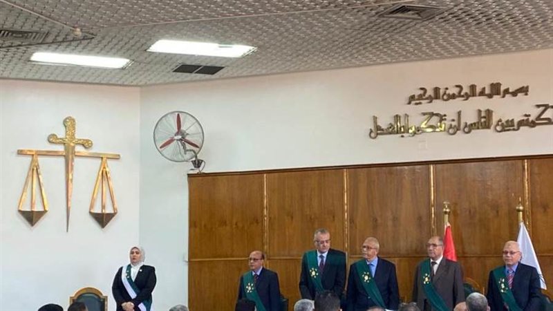 إحدى القاضيات على