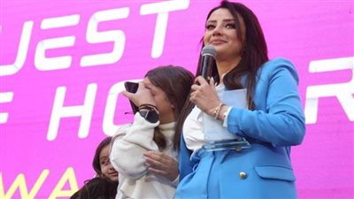 رضوي الشربيني برفقه ابنتيها في تكريم 