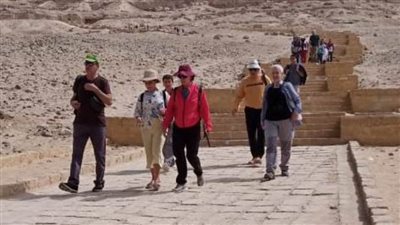 وفد سياحي متعدد الجنسيات يزور المناطق الأثرية بالمنيا