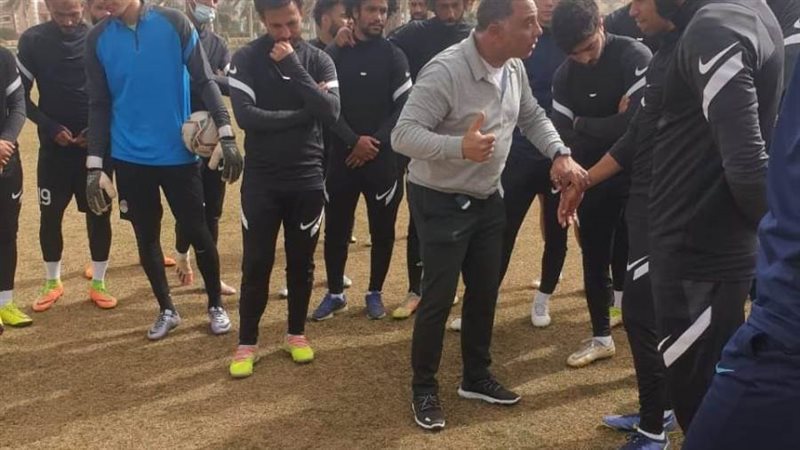 رئيس إنبي مع اللاعبين