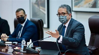 العناني يجتمع لمناقشة تداعيات أزمة السياحة الأوكرانية