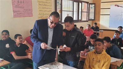محافظ الشرقية يتابع سير انتظام العملية التعليمية بمدارس العزازي بفاقوس 
