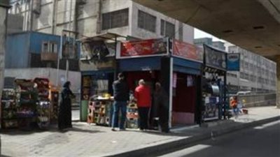 محافظ الجيزة يسلم والدة بنات مرضى السمكية محلا وتجهيزه بالسلع والمنتجات الغذائية 