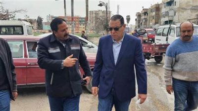 محافظ الشرقية يأمر بإزالة مبنى مخالف وعمود تليفونات متهالك بقرية العزازي بفاقوس