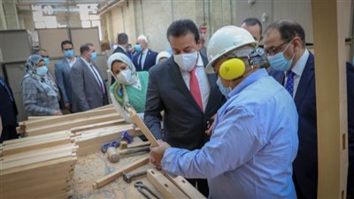 وزير الصحة يتفقد مخازن وورش 