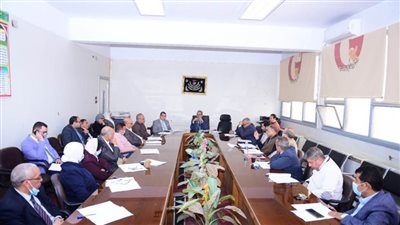مجلس إدارة مستشفيات سوهاج الجامعية يناقش الاحتياجات المطلوبة من الأطباء المتدربين بالزمالة المصرية