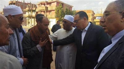 محافظ الشرقية يؤدي واجب العزاء لأسر ضحايا قرية طاروط بالزقازيق 