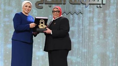 تكريم د. فاطمة سيد أحمد أول محررة عسكرية من السيدة انتصار السيسي في احتفالية المرأة