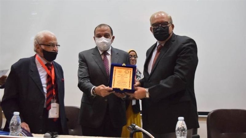 أثناء عملية التكريم