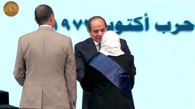 الرئيس السيسي يكرم أسر الشهداء ضمن فعاليات الندوة التثقيفية الـ35 للقوات المسلحة