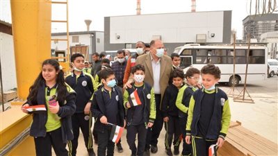 محافظ أسيوط وطلاب جامعة سفنكس  في زيارة لمحطة كهرباء الوليدية