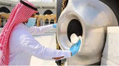 شؤون الحرمين تنفذ الصيانة الدورية للحجر الأسود استعدادا لشهر رمضان