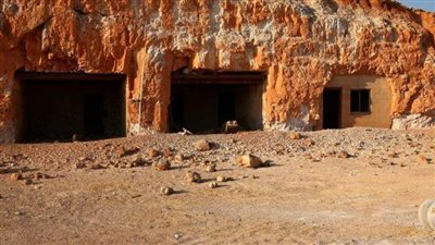 عاصمة الأحجار الكريمة.. مدينة يعيش سكانها تحت الأرض