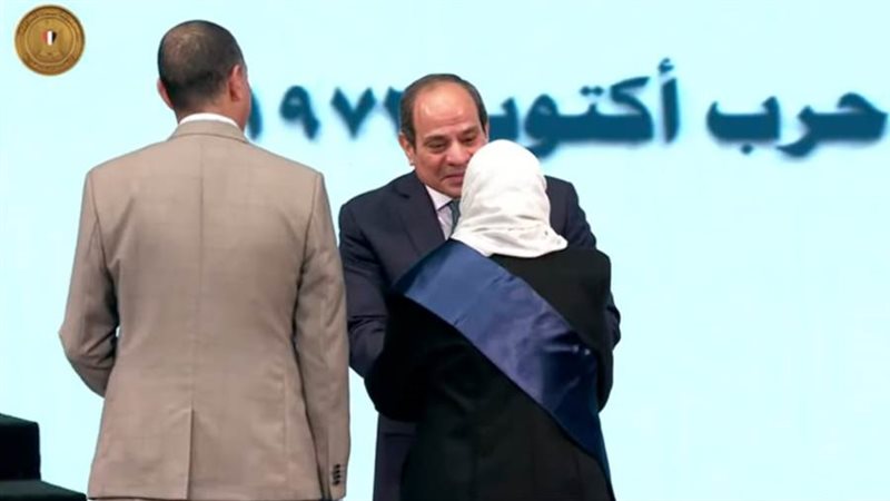 الرئيس السيسي يكرم