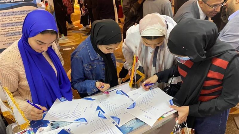 الطلاب بجناح جامعة