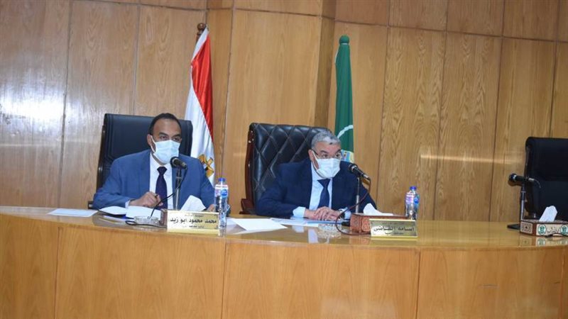 محافظ المنيا خلال