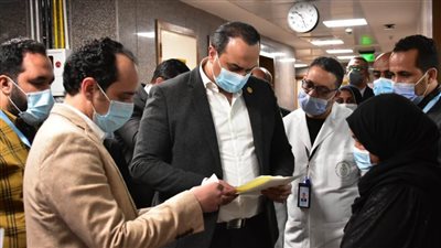 خلال جولاته المفاجئة: رئيس الرعاية الصحية يعفي مسؤولين بالأقصر من مناصبهم