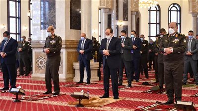 بالصور.. الرئيس السيسي يؤدي صلاة الجمعة في مسجد المشير