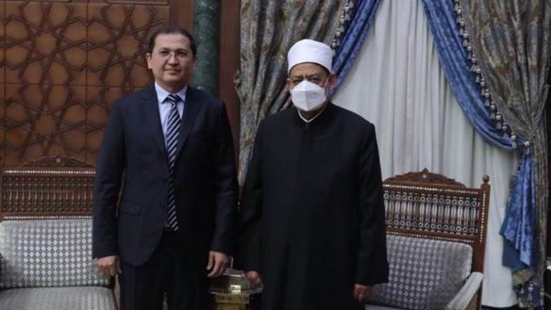 الإمام الأكبر وسفير