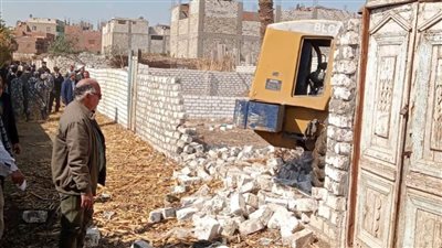 الموجة 19.. إزالة 5 حالات تعد على الأراضي الزراعية وأملاك الدولة ببني مزار بالمنيا